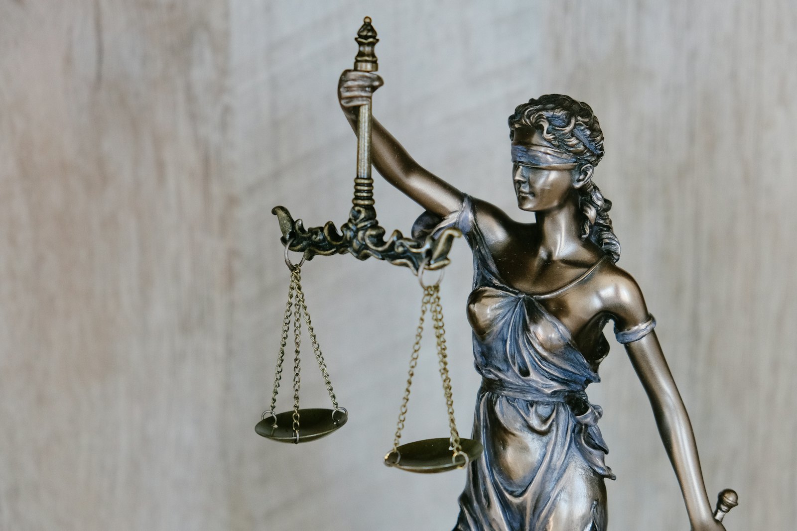 Estatua de la Justicia sosteniendo una balanza, símbolo de la asesoría legal